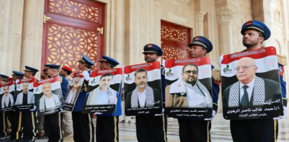 كشف المستور عن الضربة الإسرائيلية و إجراءات التمويه الحوثية...وزراء ”الرهوي”سلموا هواتفهم ونقلوا بحافلات مظللة للإجتماع 