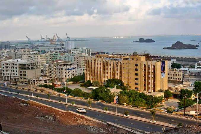 لن تصدق ماحدث بعد قيام ولد برمي العاب نارية على امراة تسببت باغمائها بسوق عام في عدن "شاهد"
