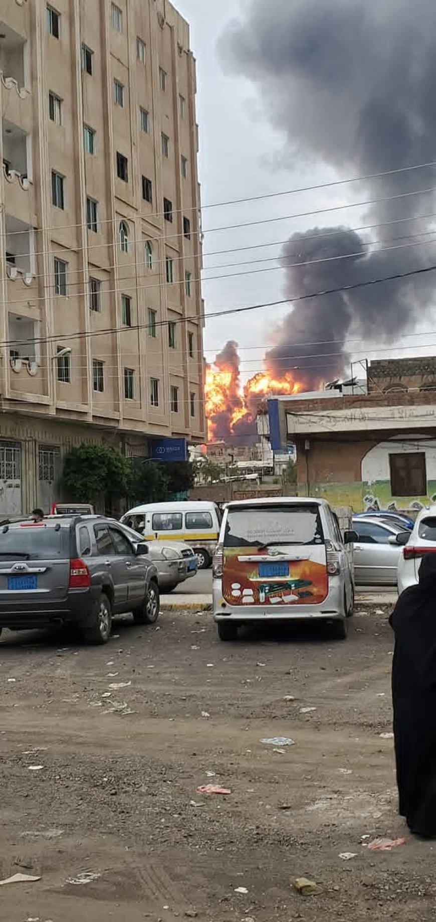عاجل: شاهد اول صورة لمقر وزارة الداخلية عقب غارات إسرائيلية عنيفة في صنعاء