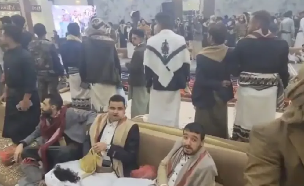  شاهد رد فعل ”المداني” وحوثيون معه ...بينما وقف الجميع احتراما للنشيد الوطني