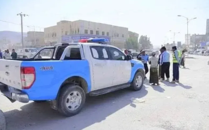 عند تفتيشها كانت المفاجأة...دورية أمنية تشتبه في سيارة على متنها شخصين شرقي اليمن 