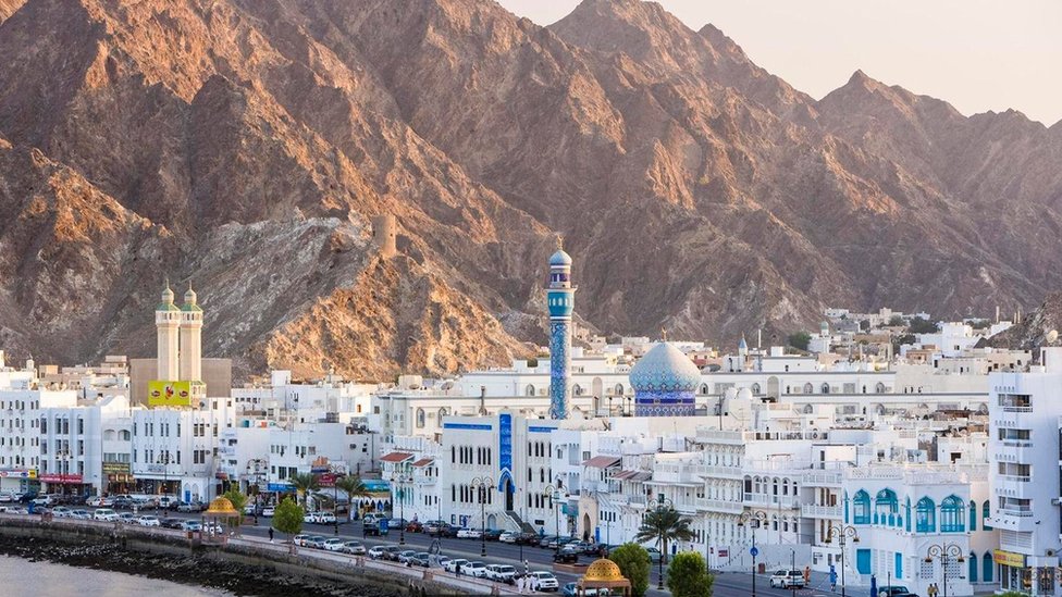  بهذه التهمة الخطيرة...السلطات العمانية تعلن القبض على 3 يمنيين 