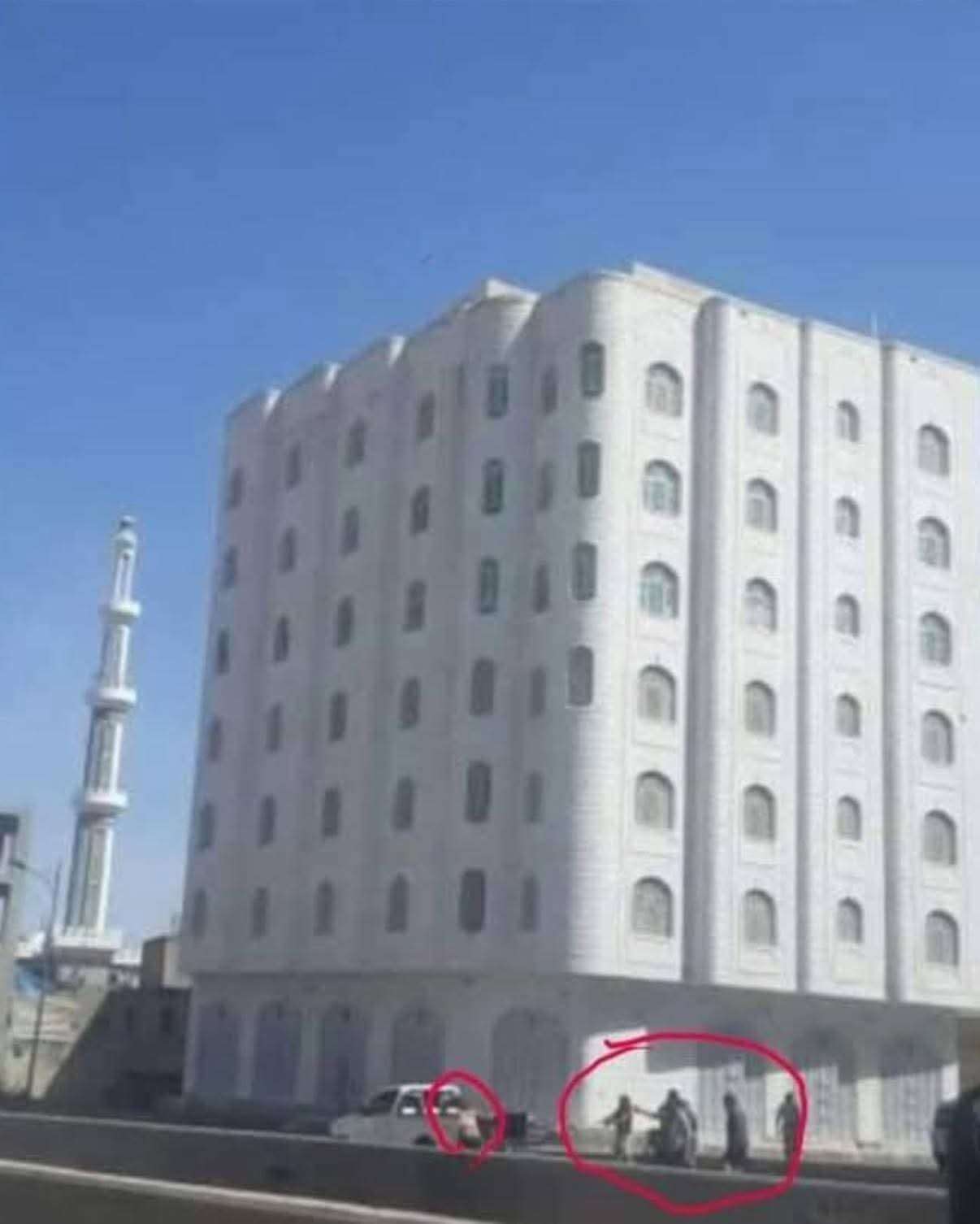 المخلافي يختطف شاب ويعدمه بميدان عام ب30 طلقة في تعز ودعوات لهذا الامر