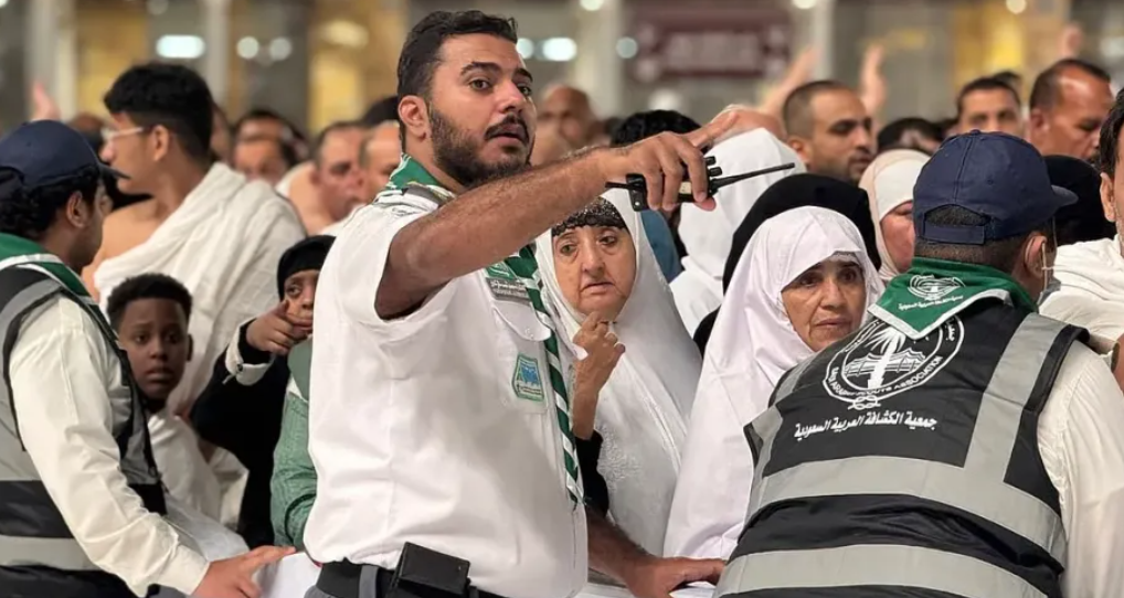 شاهد...مشهد مؤثر لحاجة يمنية لحظة وصولها السعودية قادمة من مطار صنعاء 
