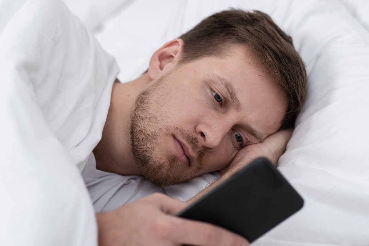  كيف تنام جيدا رغم استعمالك الهاتف قبل النوم؟