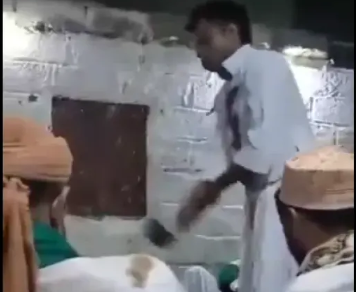  يمني ملقب بـالمطرقة الشيعية يمارس طقوس التشيّع و يدق ناقوس خطر ...فيديو